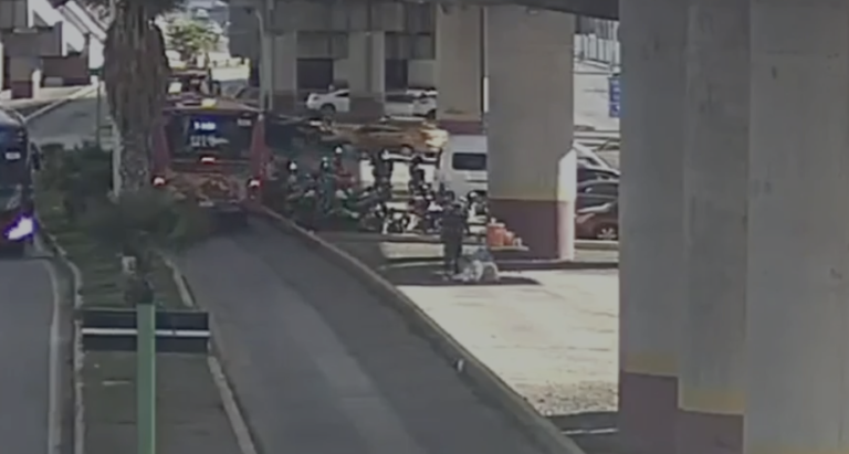 Automovilista se pasa el semáforo en rojo y choca contra el Tuzobús en Zona Plateada