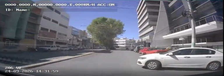 Accidente entre unidad de transporte público y vehículo particular