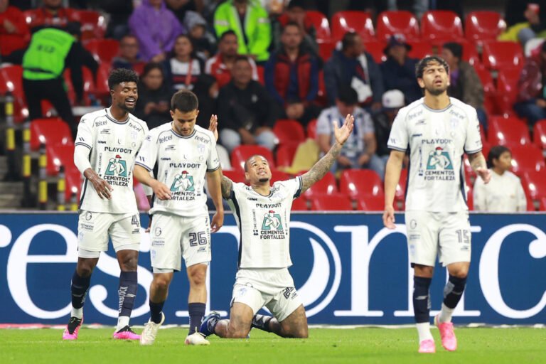 Pachuca goleó al Atlante 0-3 en el estadio Azteca
