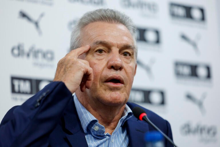 Javier Aguirre vuelve a España como se fue: cercano, directo y bromista