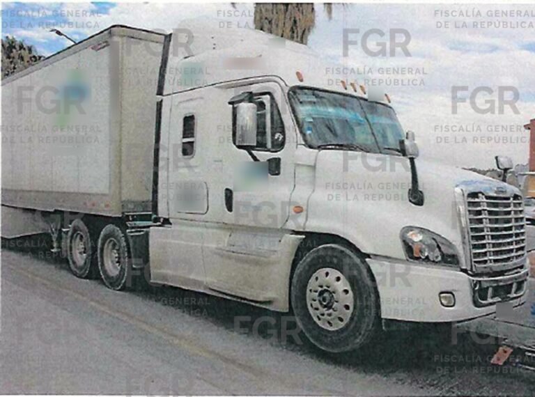 Tractocamión embiste un auto de agentes federales y uno muere