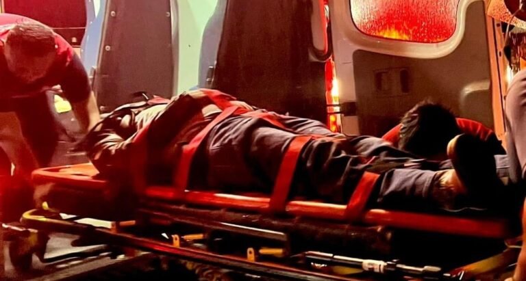 Auto particular impacta colectiva en Pachuca; reportan 6 heridos leves