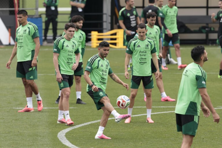 Rafael Márquez dirige primera práctica con la selección de México