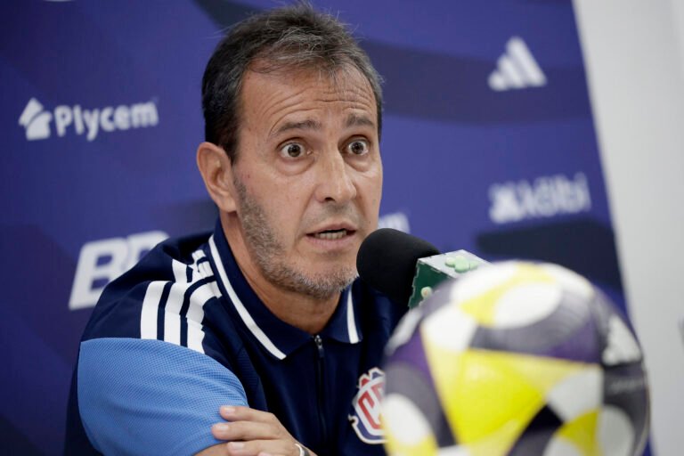 Miguel Chacón al frente de árbitros y uso del VAR de costa Rica