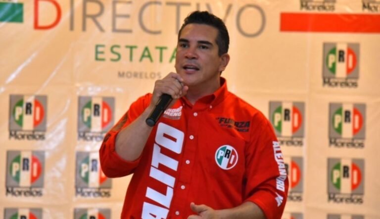 Ante un evento poco concurrido, Alito recurre al discurso vulgar y contradictorio