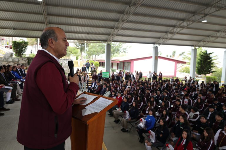 Entregan uniformes y libros a estudiantes de bachillerato en Hidalgo