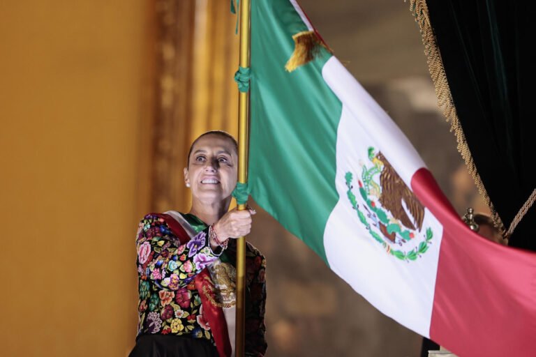 “México no se doblega, no se arrodilla y nunca se vende”, afirma Sheinbaum 