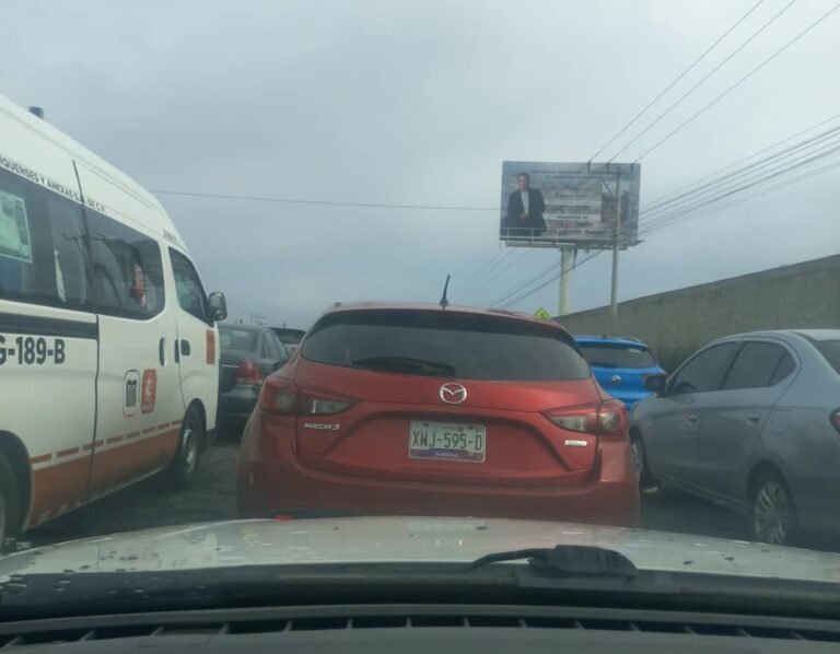 Caos vial por obra en tramo carretero e imprudencia de automovilistas