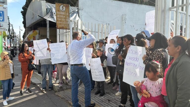 Padres de familia extienden protesta hasta la Jefatura de Sector