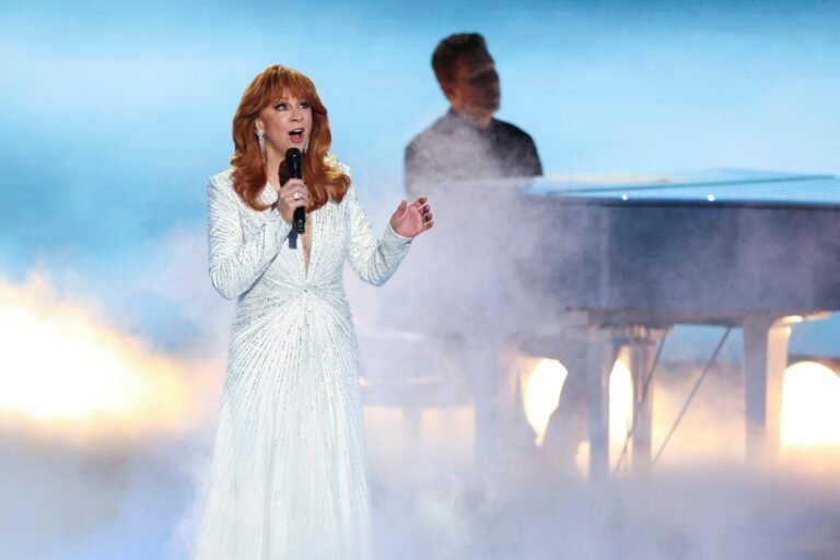 Los Emmy rinden homenaje a Dolly Parton, Rob Reiner y Catherine O’Hara