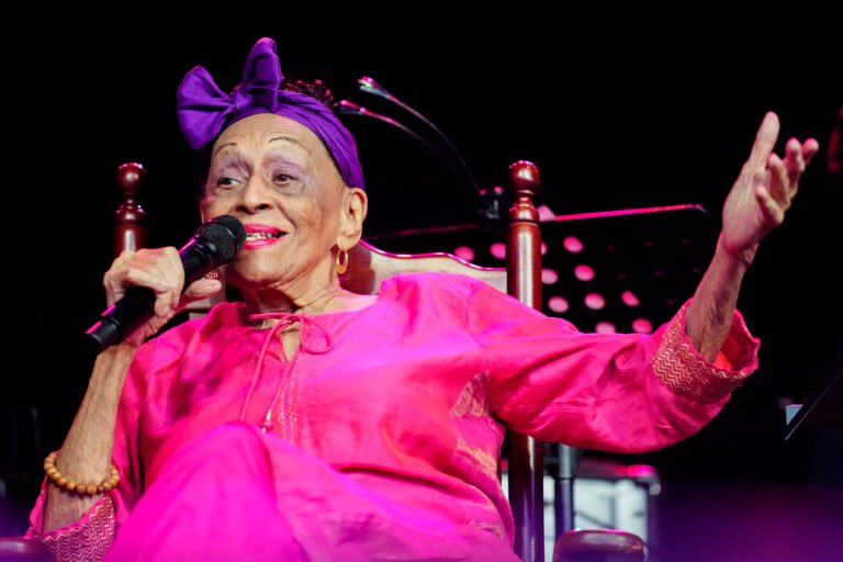 Omara Portuondo recibe premio por toda su vida y obra