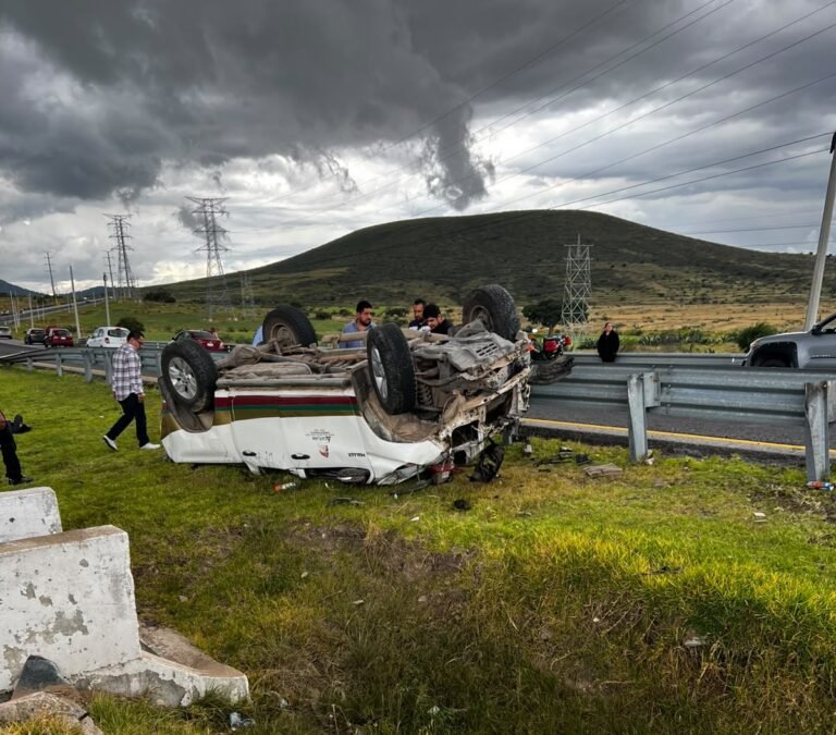 Se accidentan funcionarios en camioneta oficial