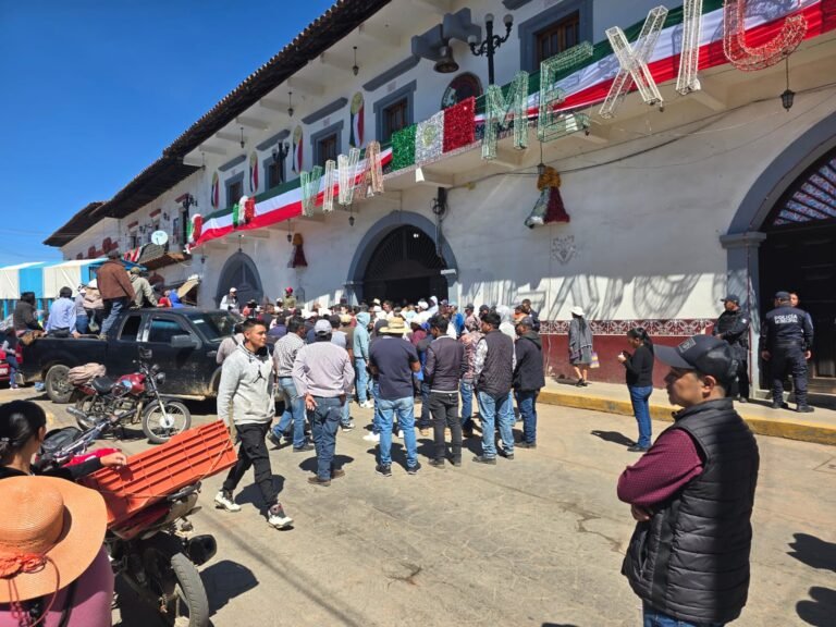 Se manifiestan frente a presidencia de Acaxochitlán por obra de acceso