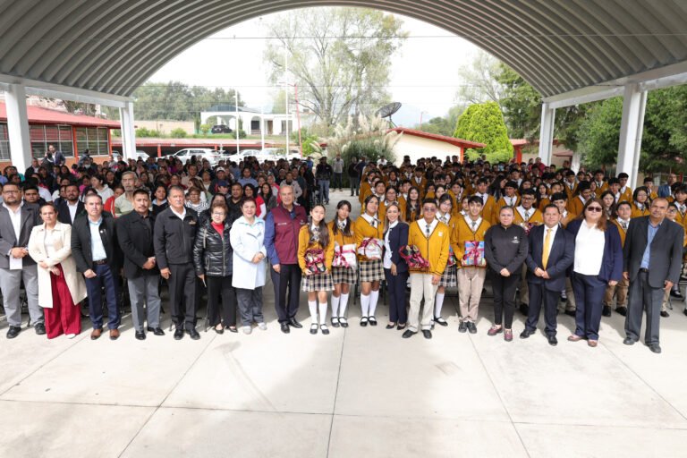 Gobierno de Hidalgo entrega uniformes, útiles y calzado a estudiantes de Tula-Tepeji
