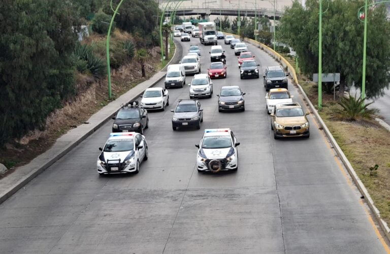 Vehículo particular choca de reversa contra unidad del Transporte Metropolitano en el Centro de Pachuca