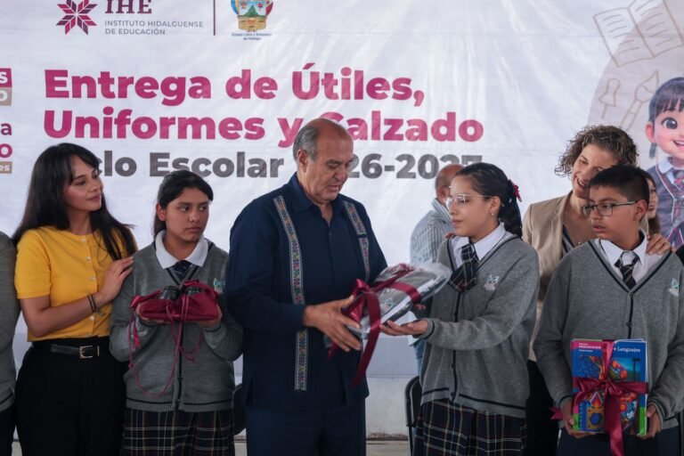 Entrega de útiles, uniformes, calzado y libros de texto a estudiantes de Tizayuca