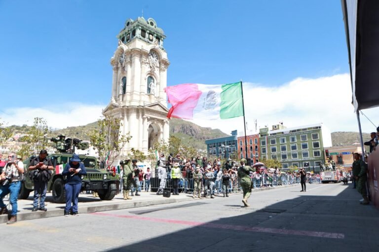 Encabezan festejos del Desfile Cívico-Militar en Hidalgo