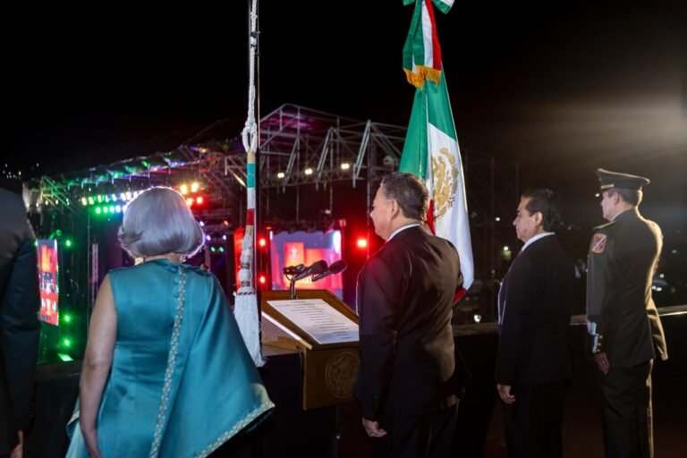 Encabezó Julio Menchaca la ceremonia del Grito de Independencia en Hidalgo