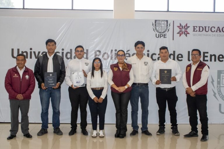 Estudiantes de la UPE donan manuales especializados 