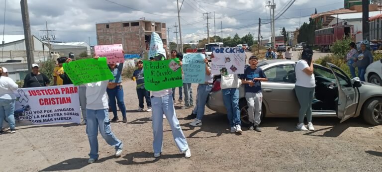 Bloquean accesos a Apan; exigen justicia tras la muerte de Cristian