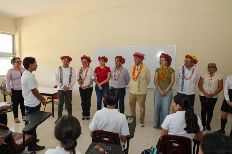 Entrega Natividad Castrejón equipamiento educativo por más de 2.4 mdp en Huejutla