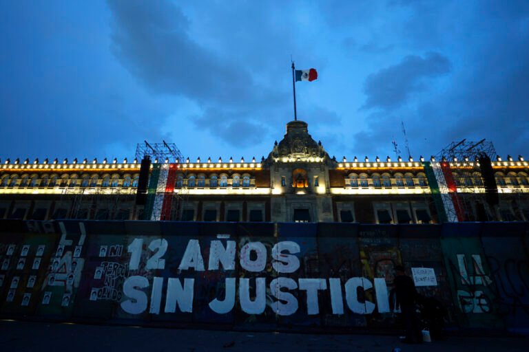 Familias de los 43 de Ayotzinapa marchan en México tras 12 años de la desaparición