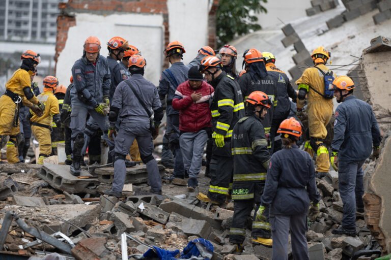 Dos muertos y cuatro desaparecidos al colapsar un edificio en construcción en São Paulo