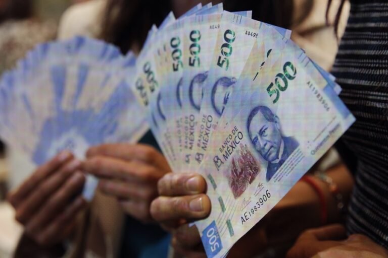 Peso mexicano sube 5.6 % frente al dólar de enero a agosto