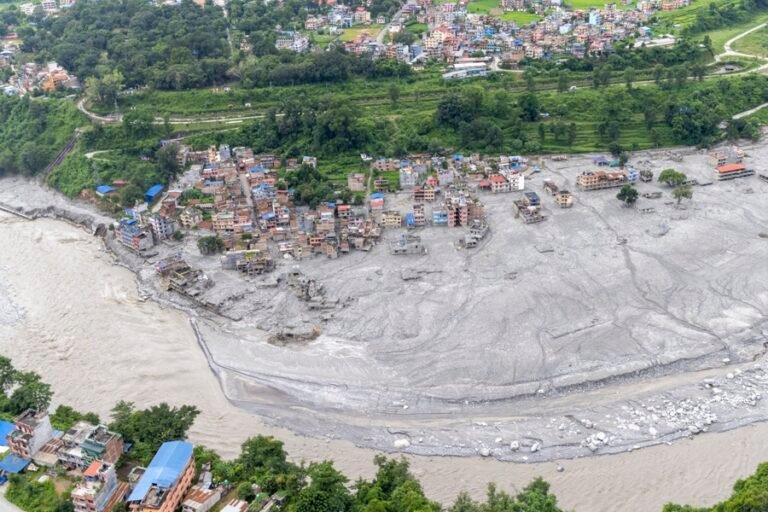 Nepal eleva a mil 344 los muertos mientras continúan las operaciones de rescate y búsqueda