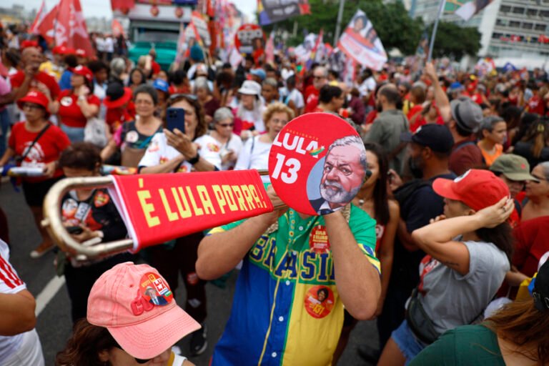 Lula moviliza a sus bases en la calle y las redes