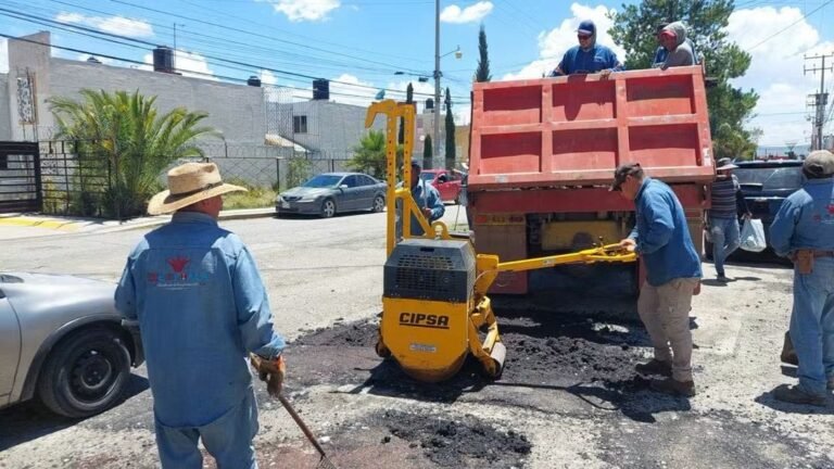 Efectúan trabajo de bacheo en zona de fraccionamientos en Zempoala