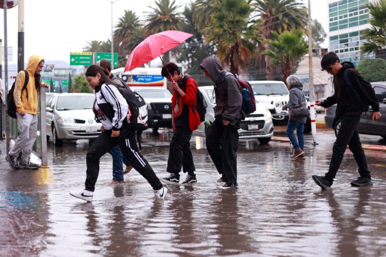 Marie se convierte en huracán; provocará lluvias