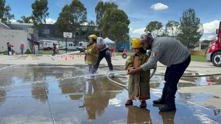 Efectúan el programa “Bombero y Paramédico por un día”