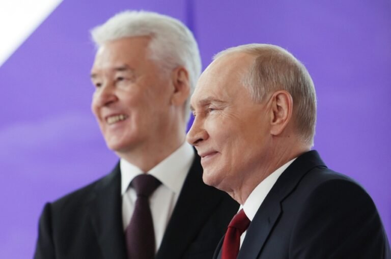 Putin inaugura la estación de trenes Hoz y Martillo en Moscú