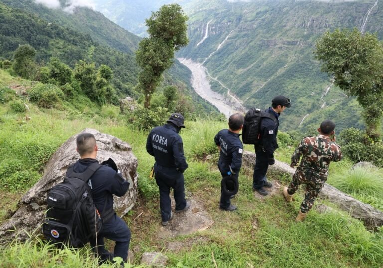 Nepal y China elevan a mil 225 los muertos tras la riada