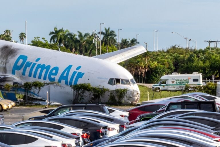 Al menos cinco muertos tras estrellarse un avión de Amazon en Miami