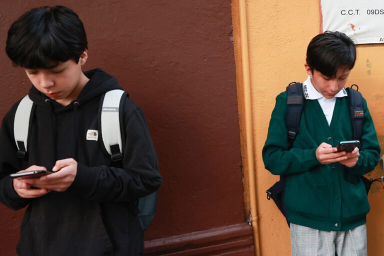 Regularán los celulares en las aulas