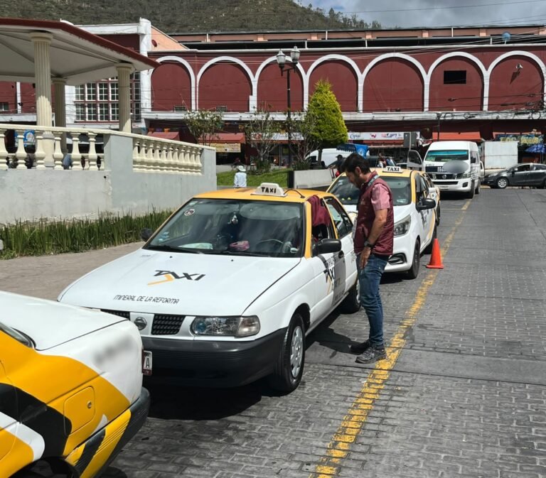 Taxistas piden nuevo aumento; usuarios exigen que se respeten las tarifas