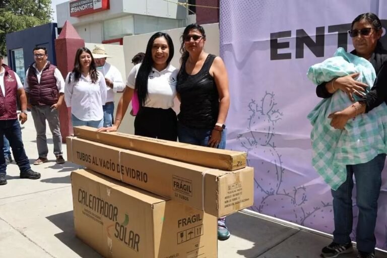 Entregan apoyos sociales a familias de Emiliano Zapata