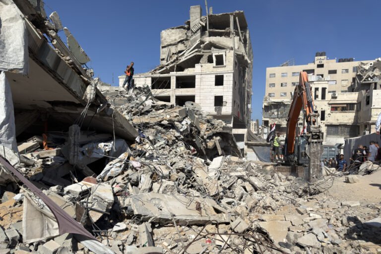 20 muertos y 60 desaparecidos en el derrumbe de un edificio