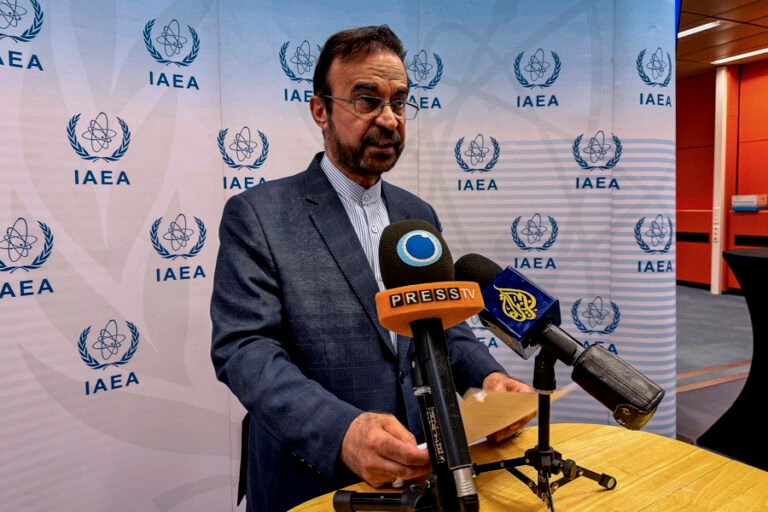 La Junta del OIEA aprueba una resolución crítica con Irán