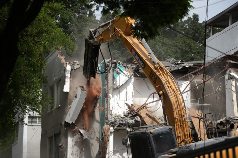 Cali comienza a demoler edificios afectados por el terremoto