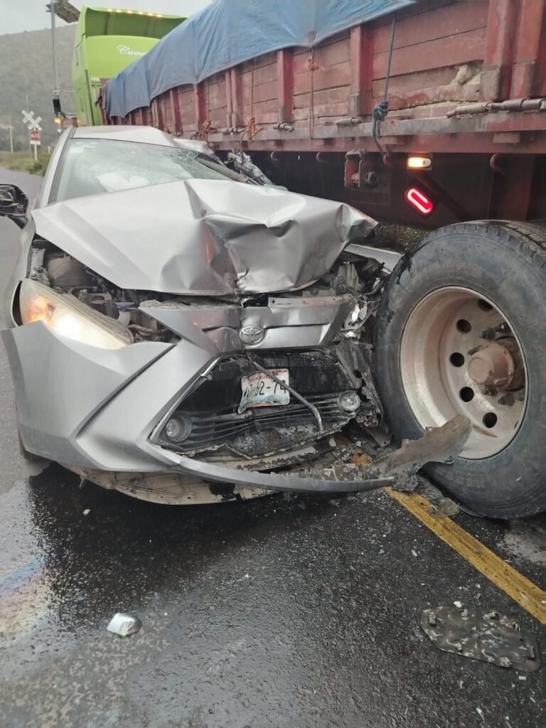Conductor termina bajo un tráiler en la Apan-Calpulalpan