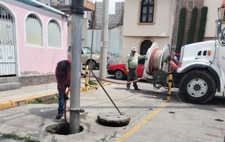 Continúa la limpieza de la red de drenaje sanitario en Tepeapulco