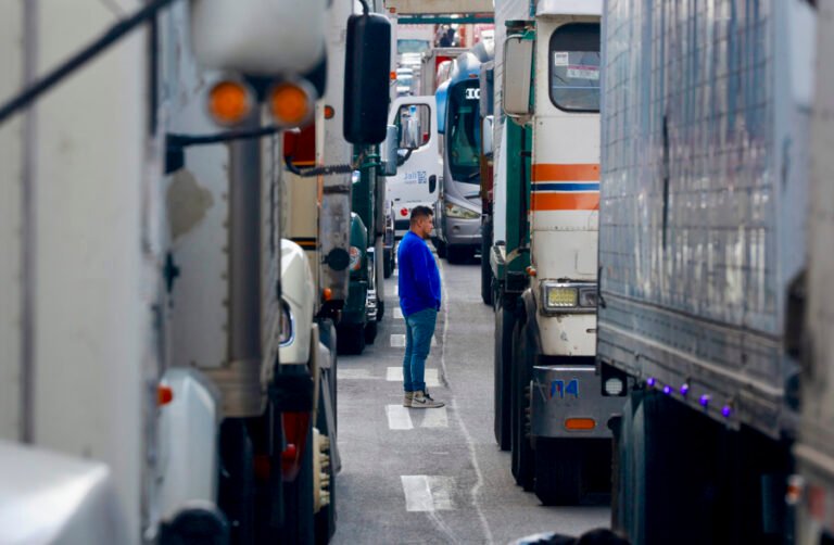 Transportistas mexicanos levantan bloqueos viales 