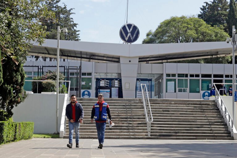 Volkswagen y sindicato aplazan huelga tras mejoras salariales