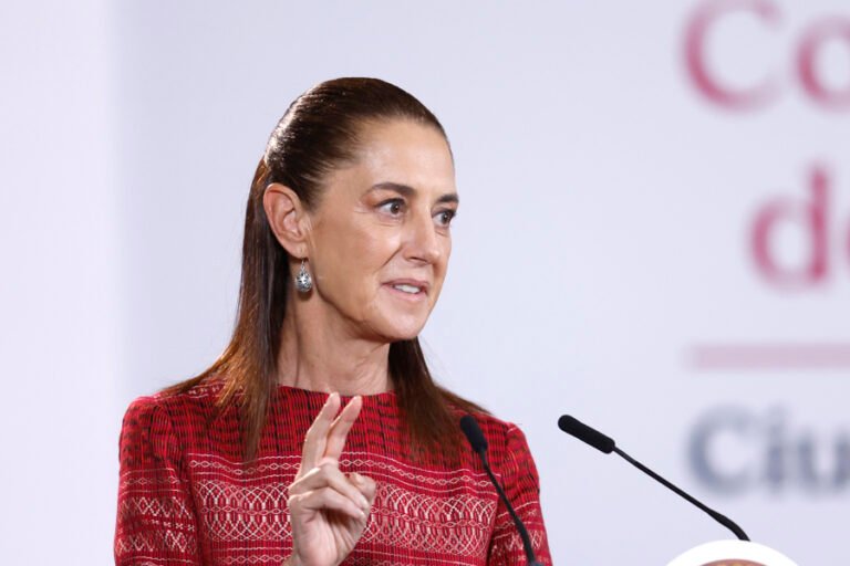 Sheinbaum promete modernizar la sanidad mexicana entre protestas laborales de trabajadores