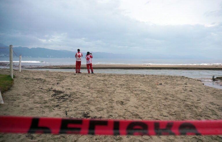 El Huracán Simón se debilitó a categoría 3 frente a Jalisco