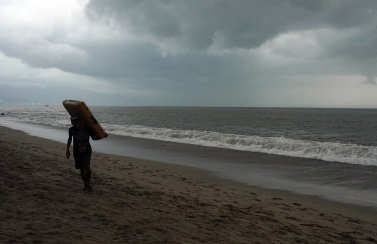 Huracán Vance baja a categoría 1 y se localiza frente a Michoacán y Guerrero