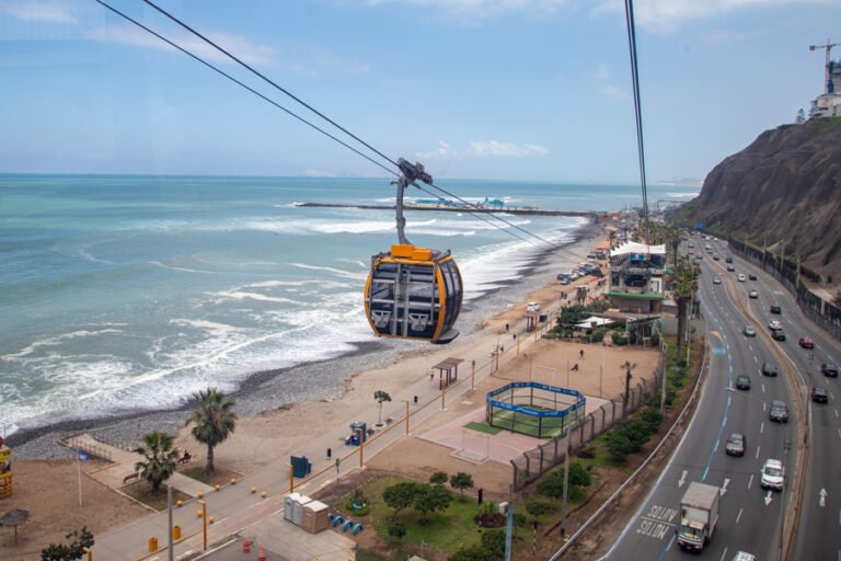 El primer teleférico de Lima une a la capital peruana con el mar